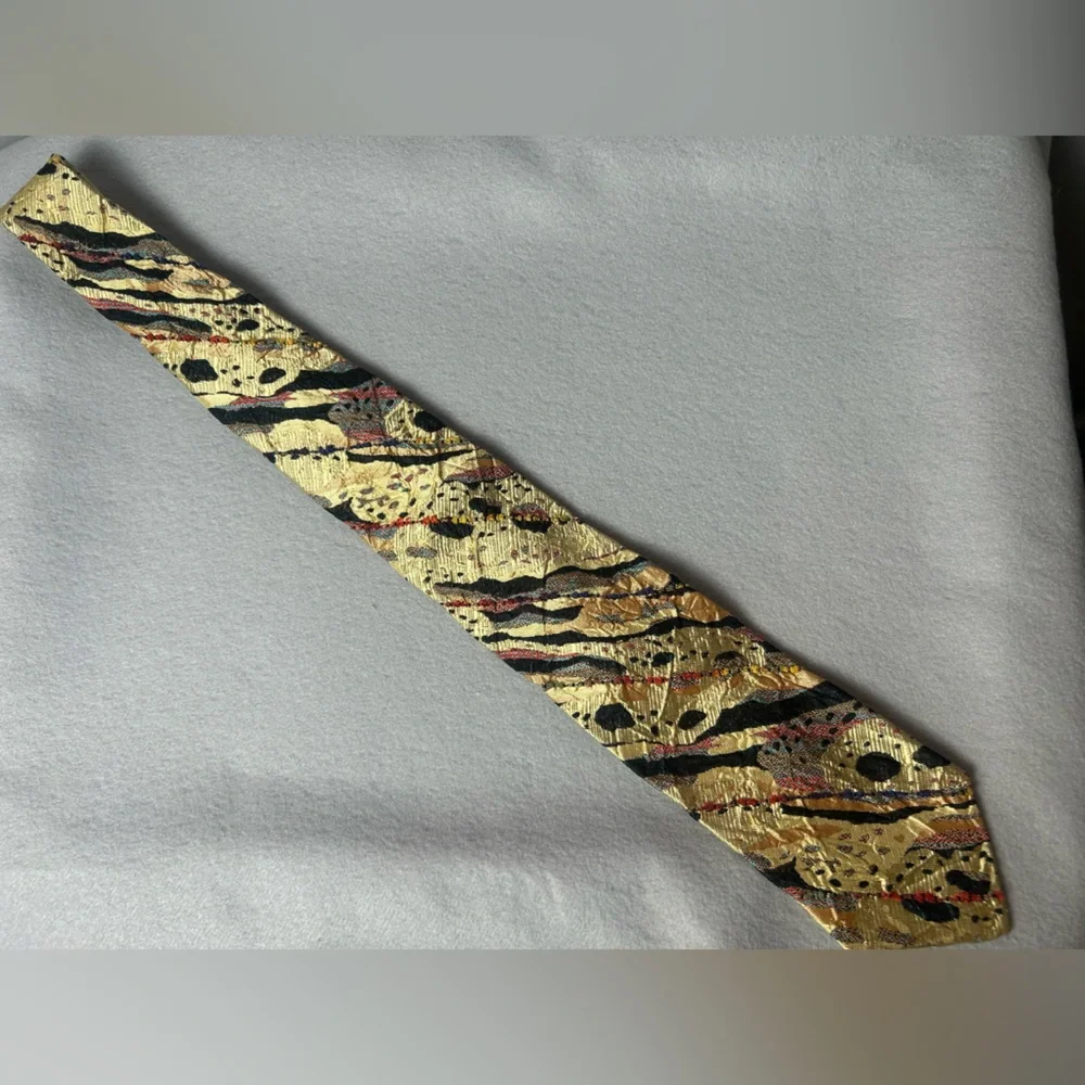 COOGI VTG Men's Gold Abstract Pattern 100% Silk‎ Tie Black Red  Accents